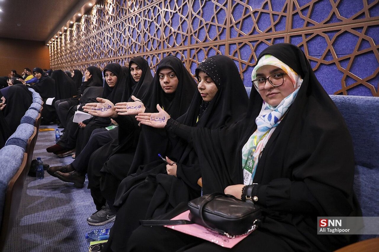 شعارهای دختران دانشجوی بسیجی در دیدار با فرمانده کل سپاه | تصاویر