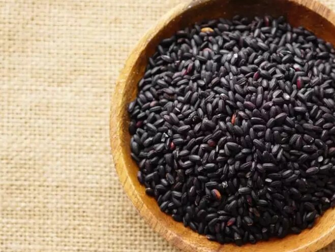 ۵ غذای سیاه که وزن شما را کاهش میدهند