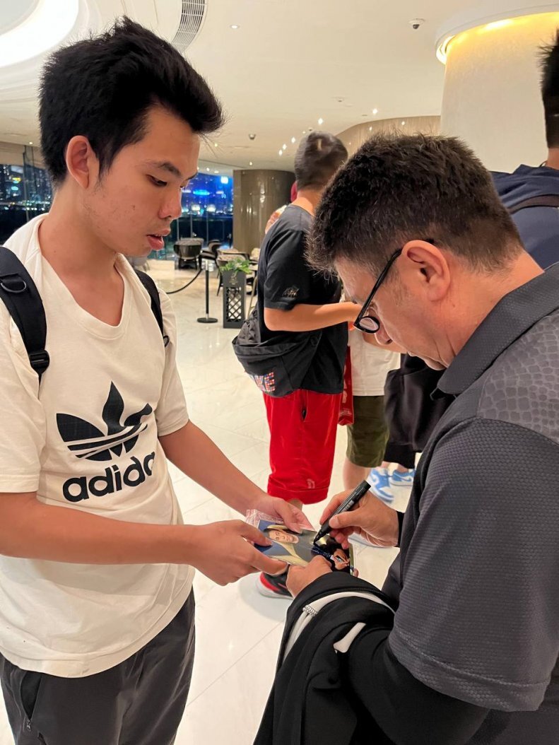 محبوبیت ویژه قلعهنویی در هنگکنگ | تصاویر