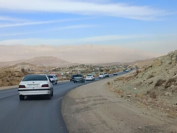 جاده شیراز دهان باز کرد! ؛ تصویری از شکاف عمیق در وسط جاده
