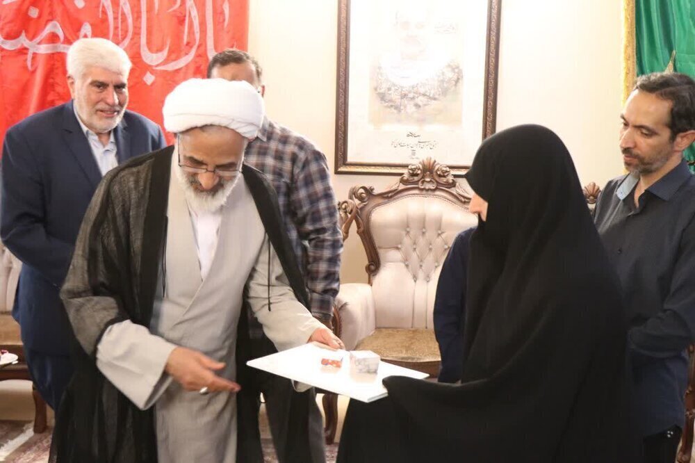 هدیه رهبر انقلاب به خانواده سردار شهید زاهدی | عکس