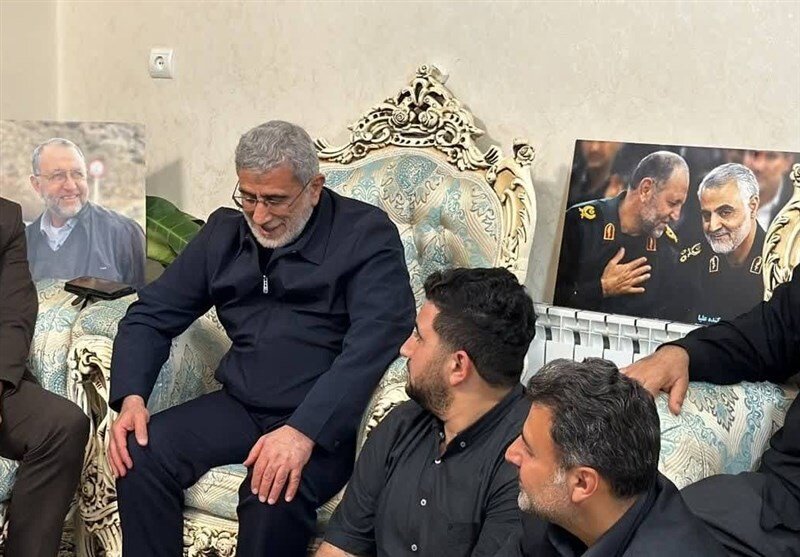 دیدار سردار قاآنی با خانواده سردار وجیهالله مرادی + عکس |  حتی خانوادهاش هم نمیدانند که ...