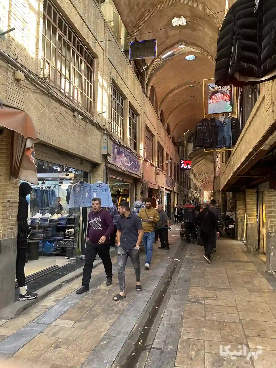 ساختمان اولین کلانتری تهران در محاصره پوشاک مردانه