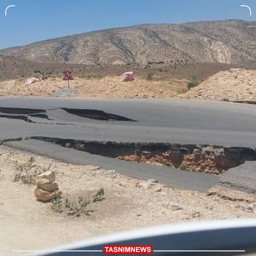 جاده شیراز دهان باز کرد! ؛ تصویری از شکاف عمیق در وسط جاده