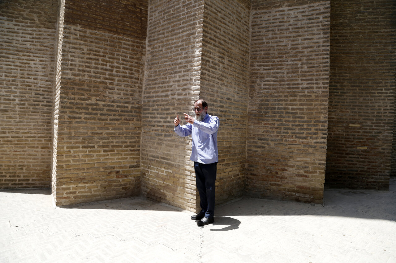 این مرد نگهبان طغرل بیک است