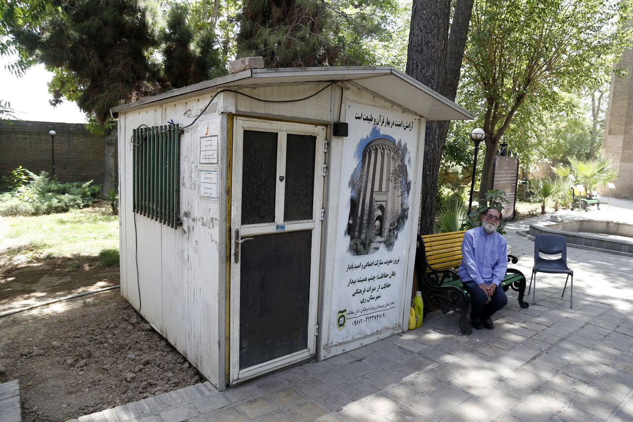 این مرد نگهبان طغرل بیک است