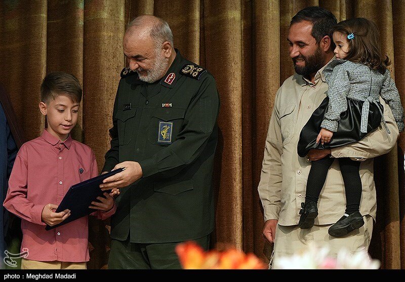 تصاویر جالب از برخورد فرمانده کل سپاه پاسداران با کودکان