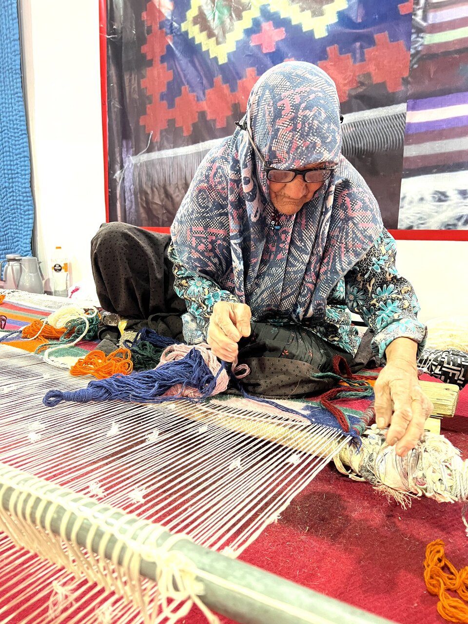 این بانوی ۱۰۰ ساله سریعترین بافنده گلیم ایران است + فیلم
