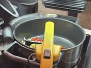 این ربات آشپزی می کند!  + ویدئو |  تصاویری از هنرنمایی ربات ۱۵۰۰ دلاری