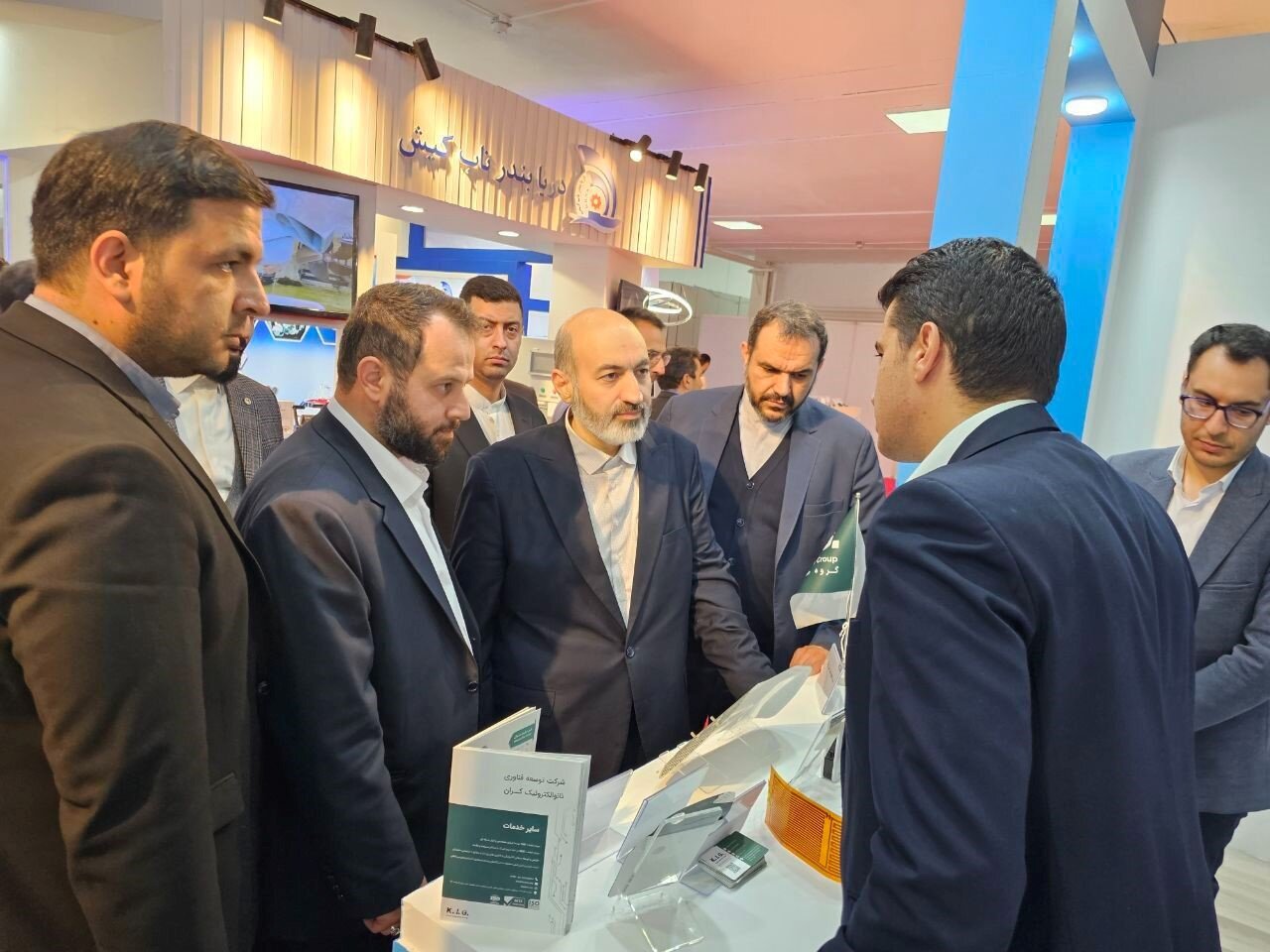 بازدید مقامات از غرفه صندوق توسعه فناوری نانو