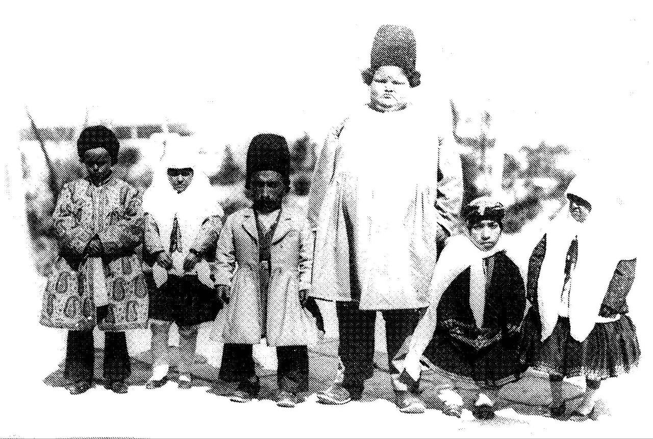 تصویر جالبی از عکس های لو رفته کاخ گلستان و اعضای خاص دربار