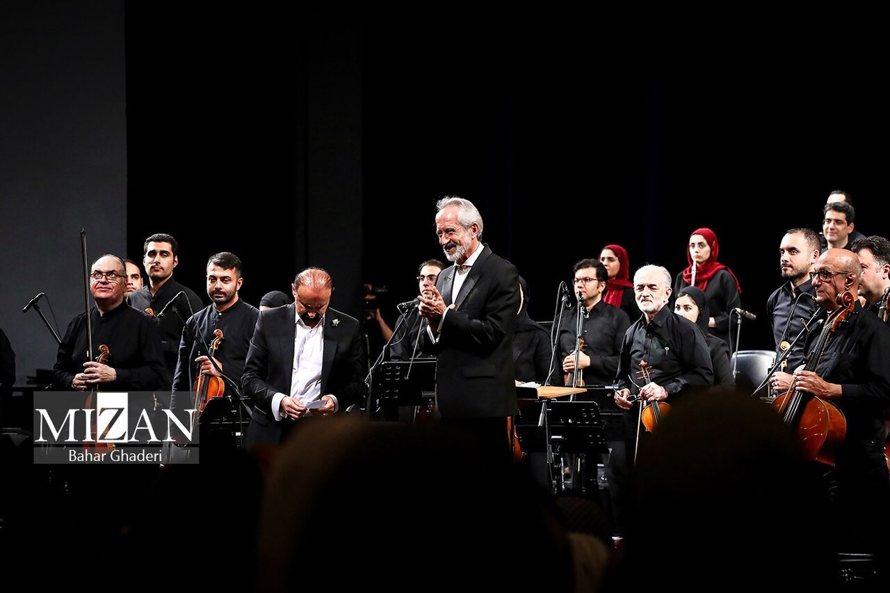 عبدالحسین مختاباد بعد از ۶ سال روی صحنه در ارکستر ملی ایران | تصاویر