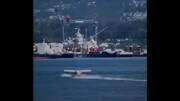 لحظه هولناک برخورد هواپیمای دریایی با قایق تفریحی | ویدئو