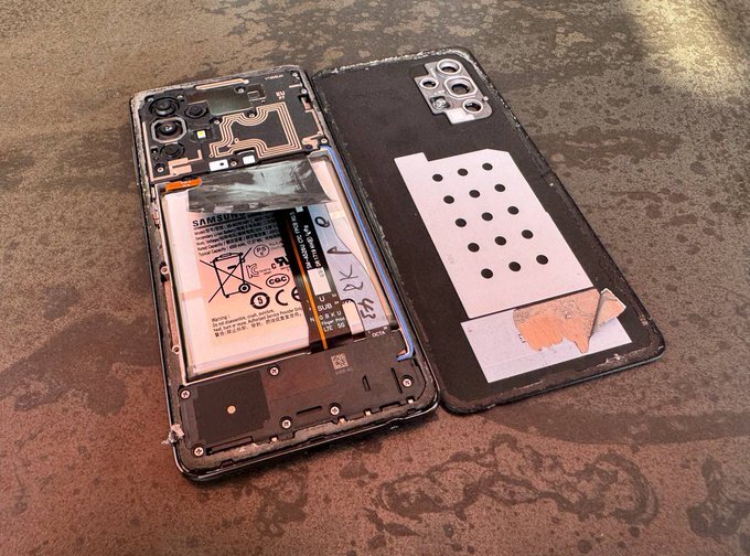 عکس | گرما موبایل مالک تلگرام را ذوب کرد! | گوشی دوروف چه برندی بود؟