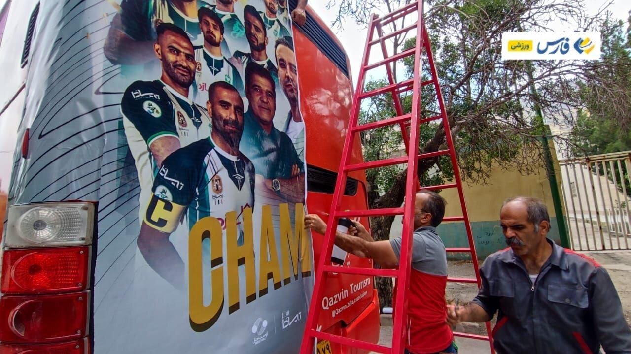 آمادهسازی اتوبوس ویژه خیبر برای جشن قهرمانی | تصاویر