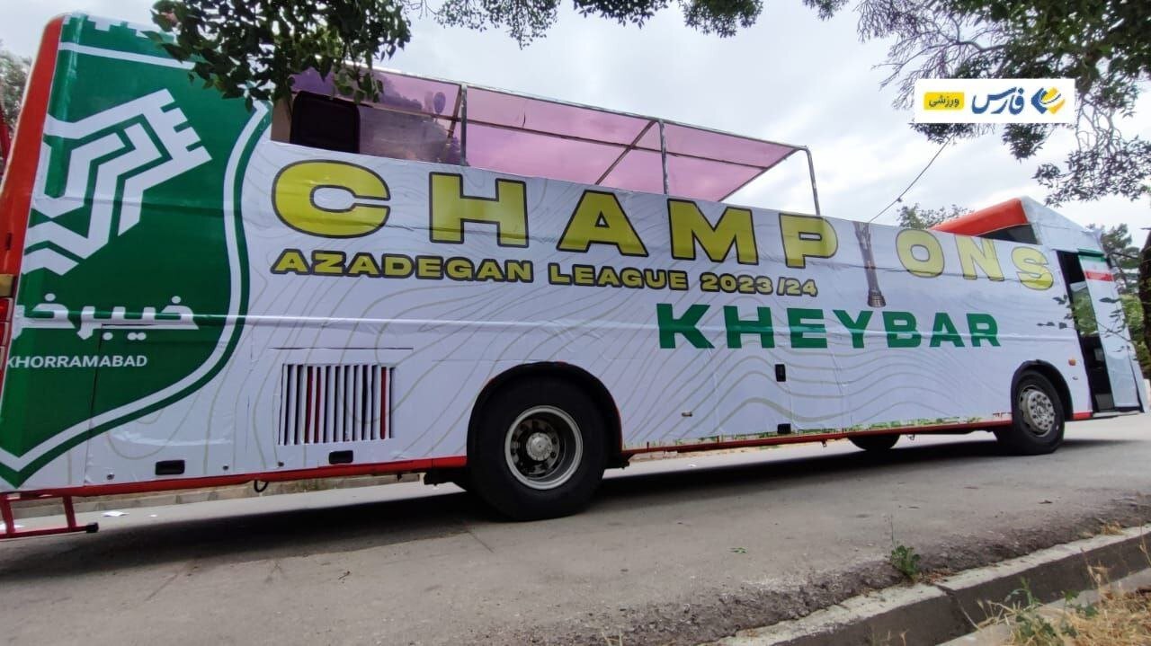 آمادهسازی اتوبوس ویژه خیبر برای جشن قهرمانی | تصاویر