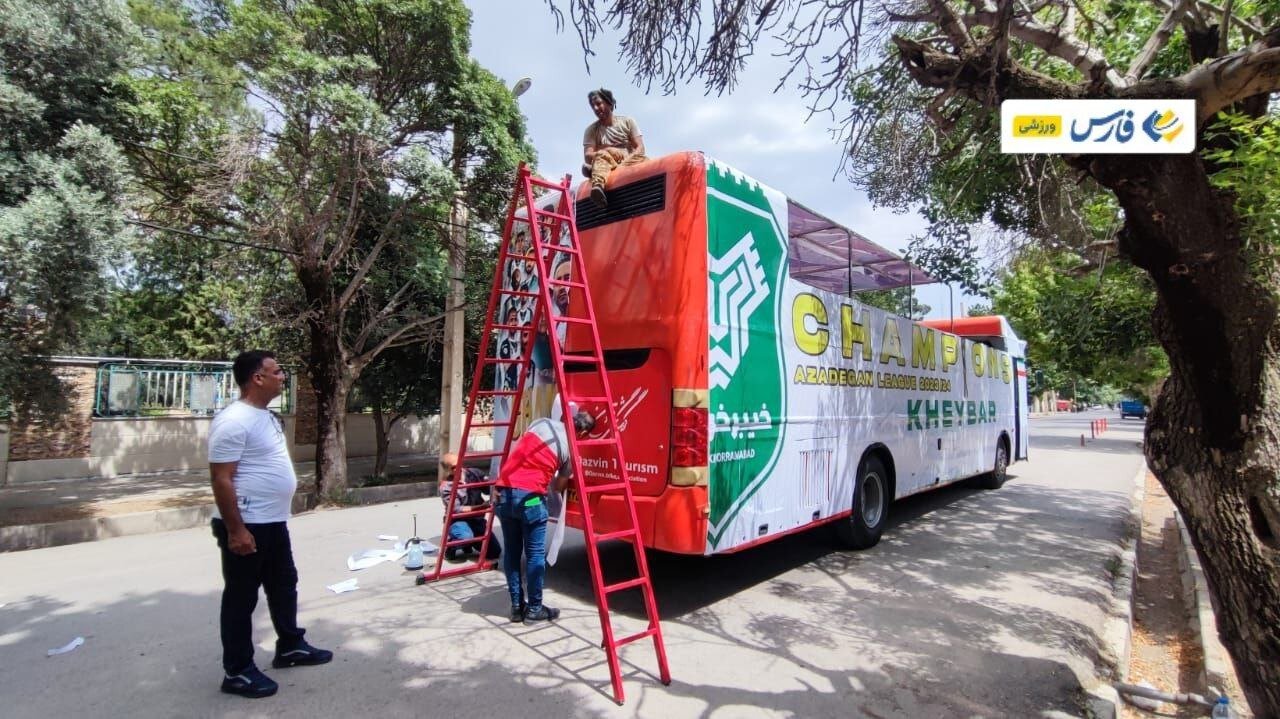 آمادهسازی اتوبوس ویژه خیبر برای جشن قهرمانی | تصاویر