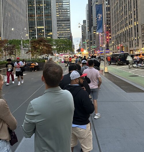 صف بلند حلالخوری در نیویورک | چرا شهروندان و توریست ها مدت ها برای غذای حلال انتظار می کشند؟