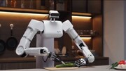 تصاویری شگفت انگیز از ربات خانه دار! + ویدئو | از صاف کردن پارچه برای اتو تا پوست کندن خیار