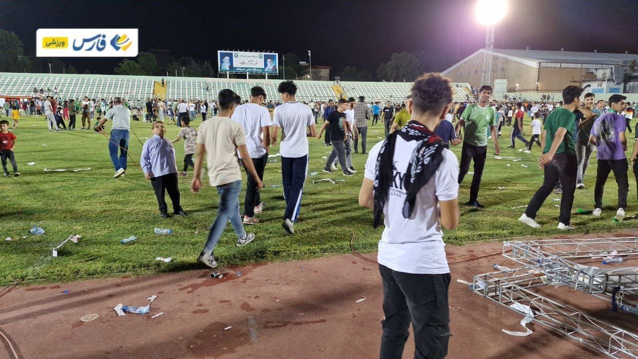 هجوم تماشاگران خیبر خرم آباد به داخل زمین در جشن قهرمانی این تیم | ویدئو و عکس