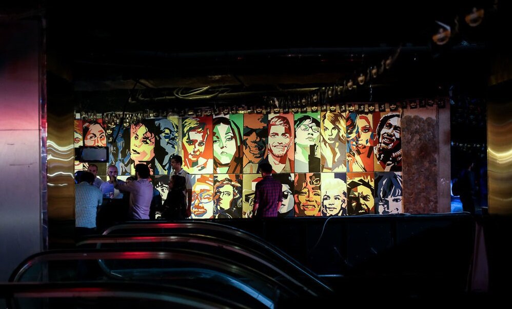 برای مراسم غافلگیری تولد و تماشای فیلم عروسی سالن سینما اجاره میکنند