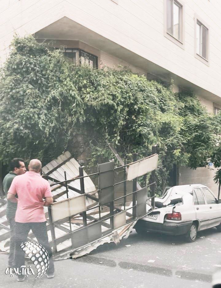 اولین خسارت طوفان شدید در تهران؛ یک خودرو مچاله شد + عکس
