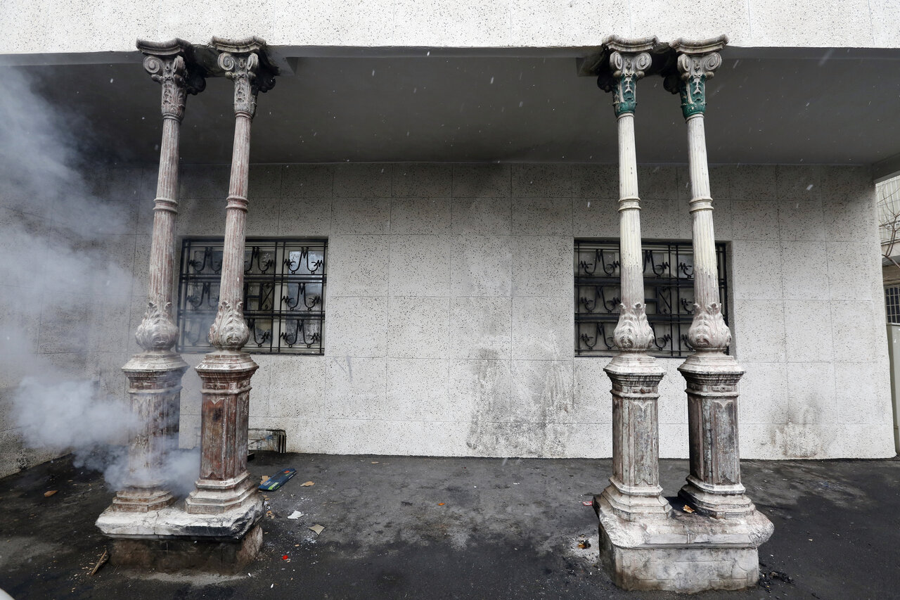 تماشای ستونهای چدنی ۱۵۰ ساله در خیابان منوچهری