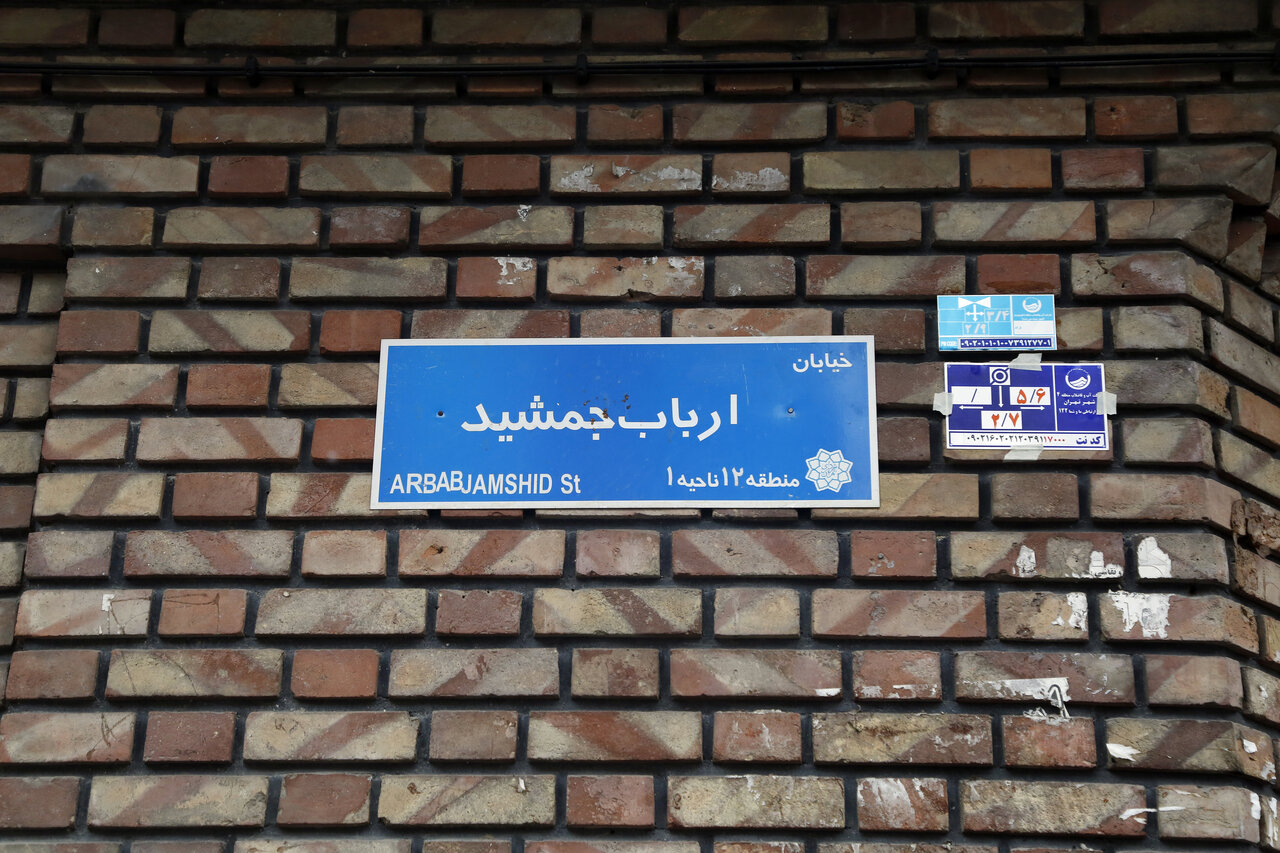 تماشای ستونهای چدنی ۱۵۰ ساله در خیابان منوچهری