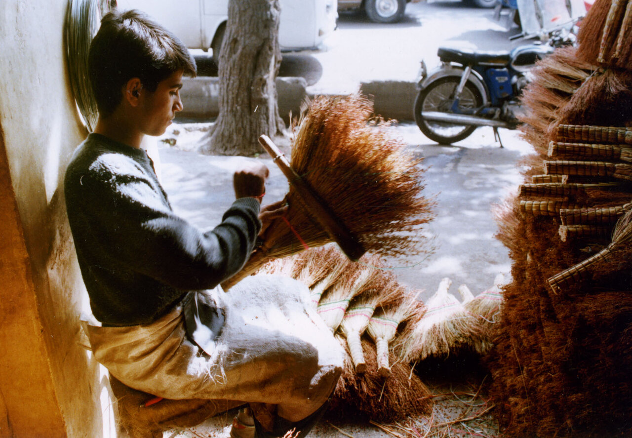 اینجا روستای جاروبافان است | سوغاتی، جاروی چوبی نوستالژیک