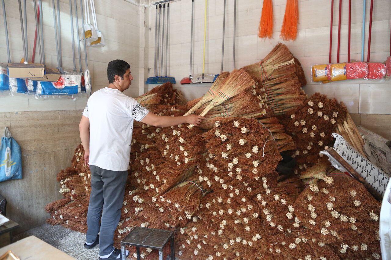 اینجا روستای جاروبافان است | سوغاتی، جاروی چوبی نوستالژیک