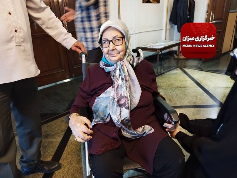 استقبال مادر حمید نوری در فرودگاه از پسرش | تصاویر