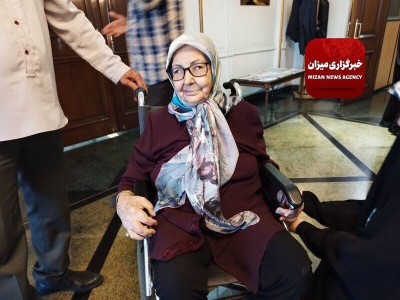 استقبال مادر حمید نوری در فرودگاه از پسرش | تصاویر