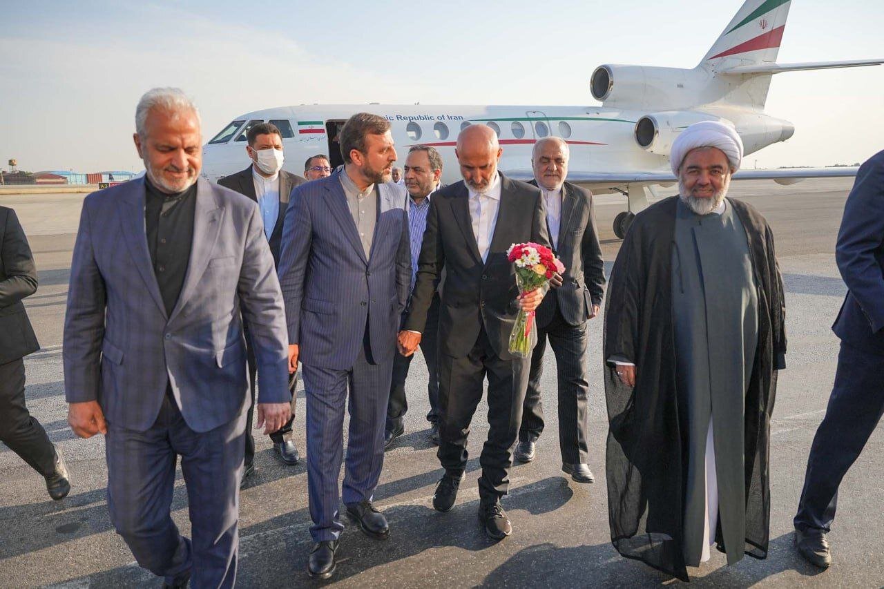 قاب جالب از حمید نوری در آغوش خانواده | نخستین گام ها بر خاک وطن پس از ۱۶۸۰ روز+ تصاویر