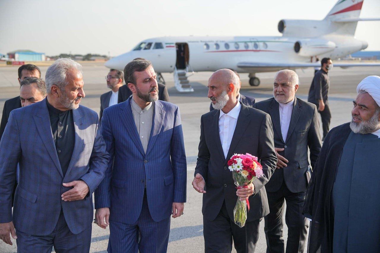 قاب جالب از حمید نوری در آغوش خانواده | نخستین گام ها بر خاک وطن پس از ۱۶۸۰ روز+ تصاویر