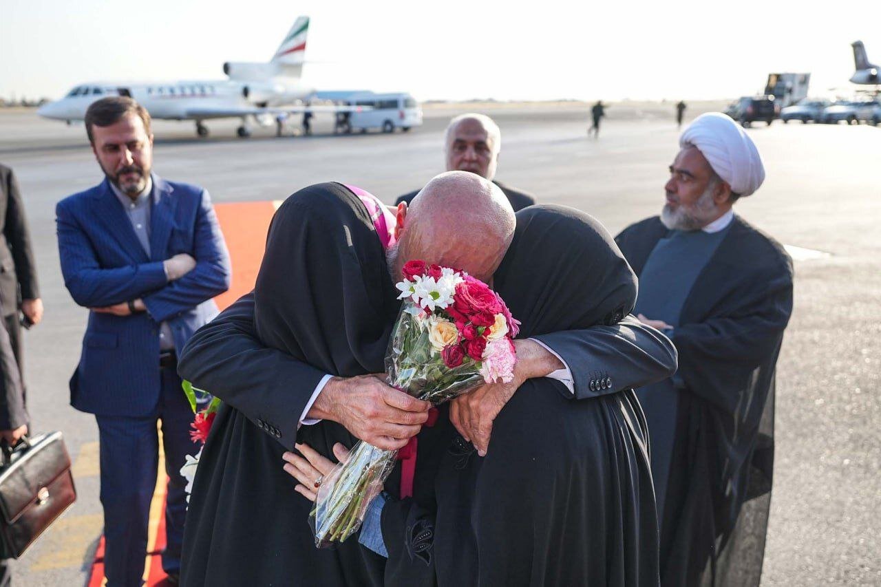 قاب جالب از حمید نوری در آغوش خانواده | نخستین گام ها بر خاک وطن پس از ۱۶۸۰ روز+ تصاویر