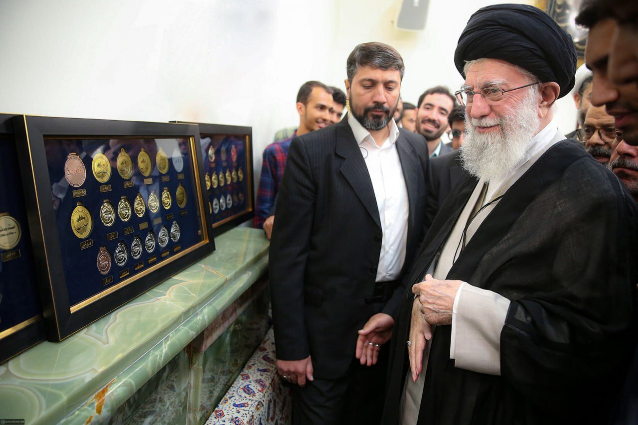 تصویری ماندگار از مدالآوران المپیادها و مدالهایشان در کنار رهبر انقلاب