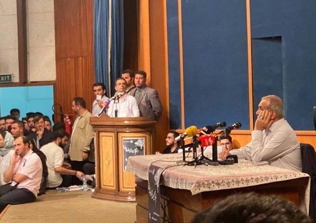 بنده رهبری را قبول دارم به رهبری توهین نکنید | واکنش پزشکیان به سوالات دانشجویان درباره مهسا امینی، حجاب و... | میتوانیم در ۵ماه جلوی فساد را بگیریم