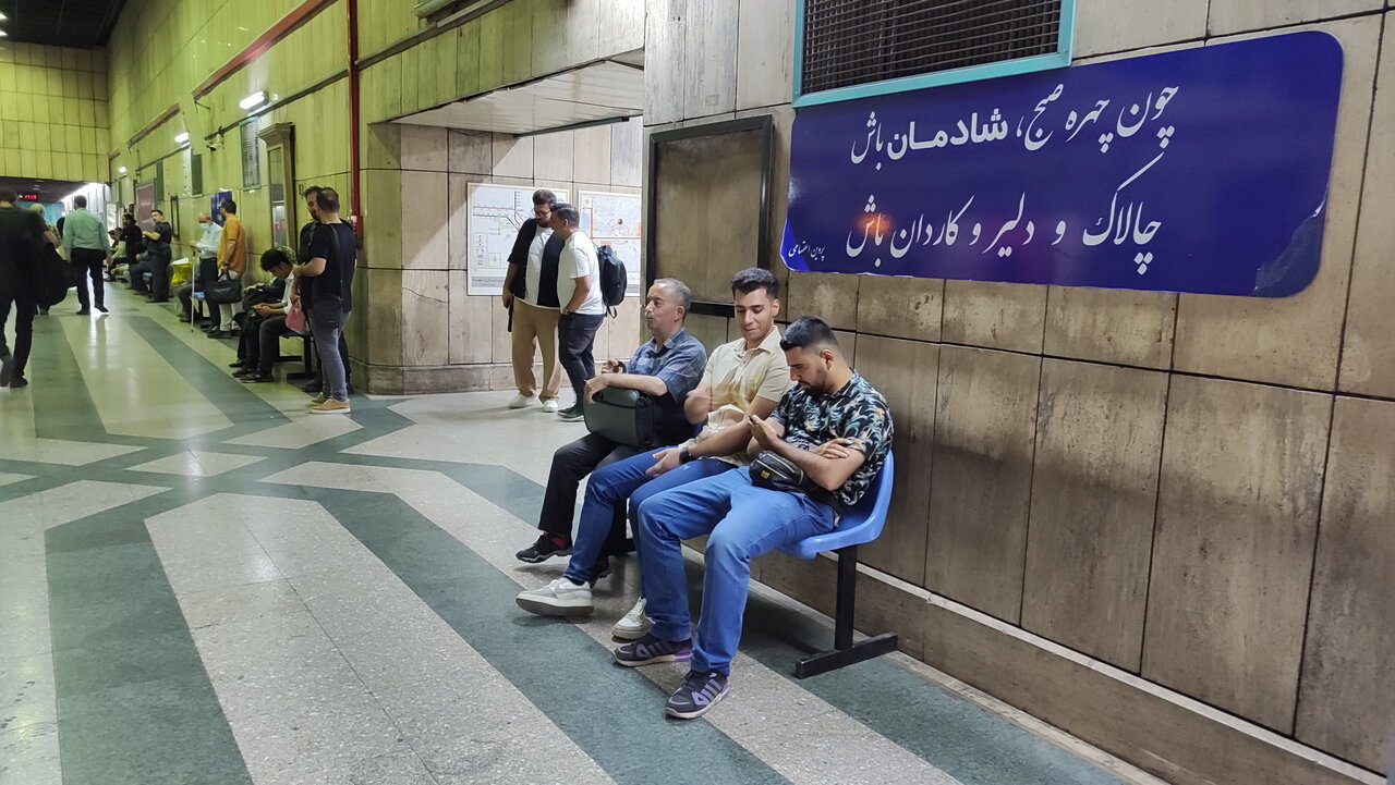 پشت پرده تغییر تابلوی ایستگاه های مترو در تهران | چرا تابلوهای ایستگاه ها با شعر جایگزین شده؟