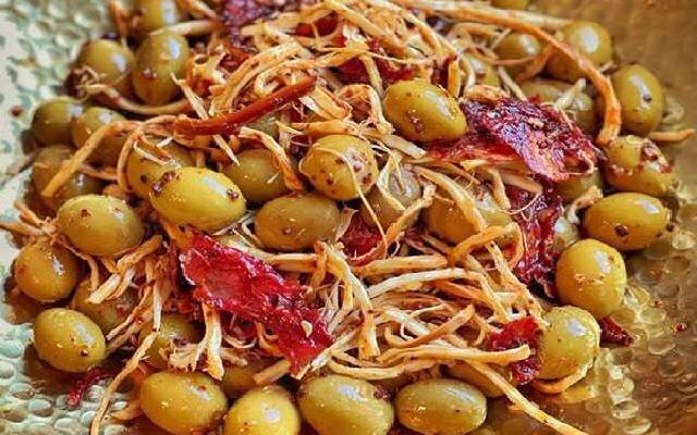 داخل ساندویچ چی بریزم ؟ | طرز تهیه زیتون پنیر شمالی ؛ خوشمزه ترین چاشنی برای داخل ساندویچ
