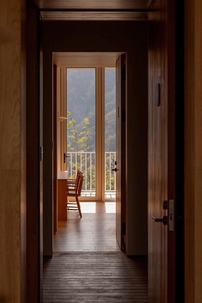 هتل سنتی با معماری شناور در جنگلهای بامبو | تصاویر