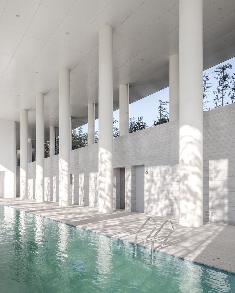 هتل سنتی با معماری شناور در جنگلهای بامبو | تصاویر