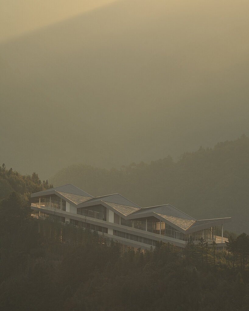 هتل سنتی با معماری شناور در جنگلهای بامبو | تصاویر