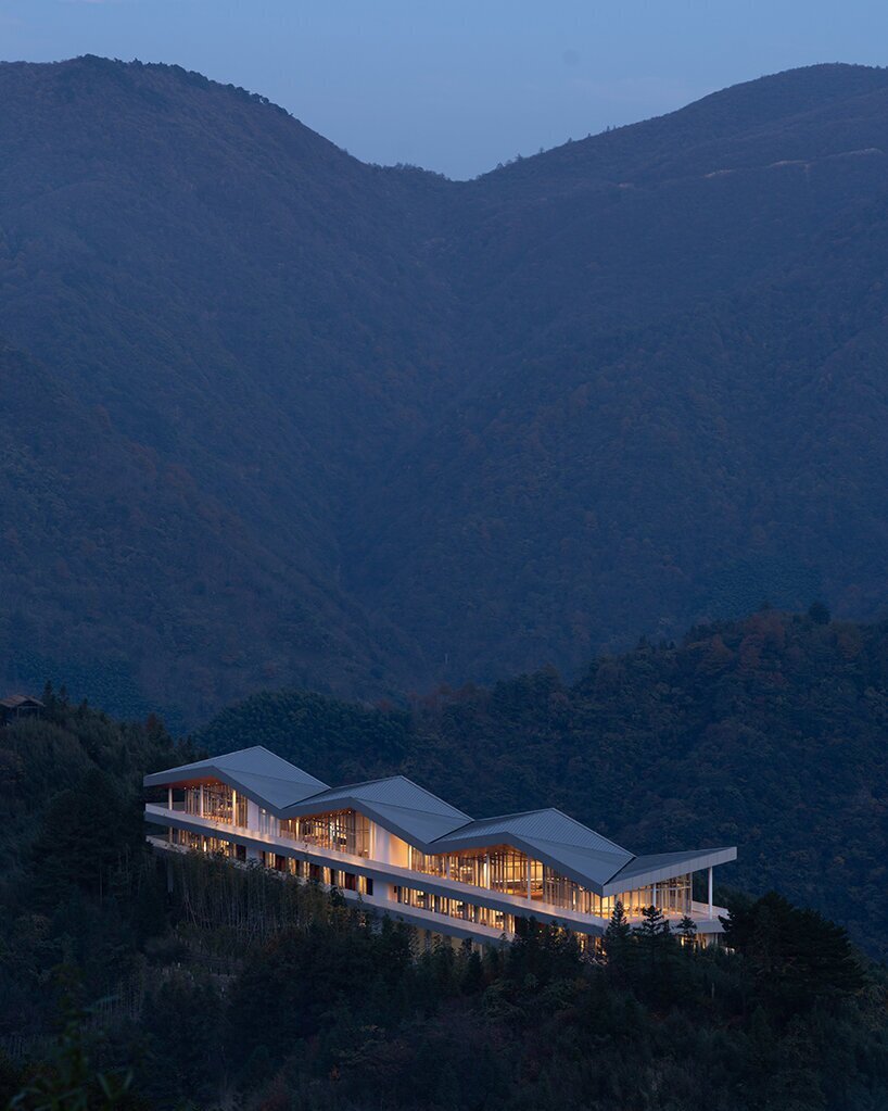 هتل سنتی با معماری شناور در جنگلهای بامبو | تصاویر