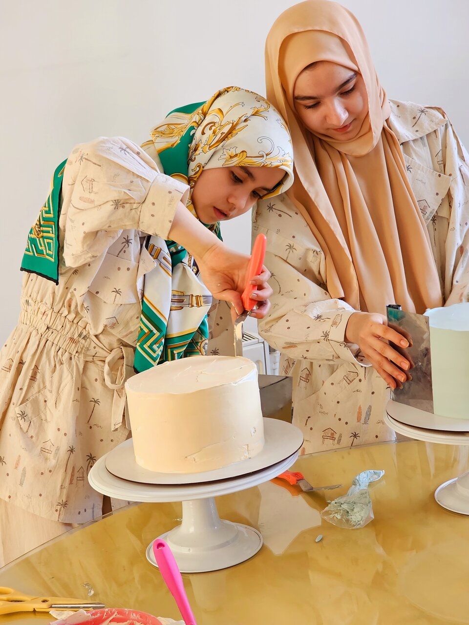 این نیموجبیها کیک با یک وجب فوندانت میپزند