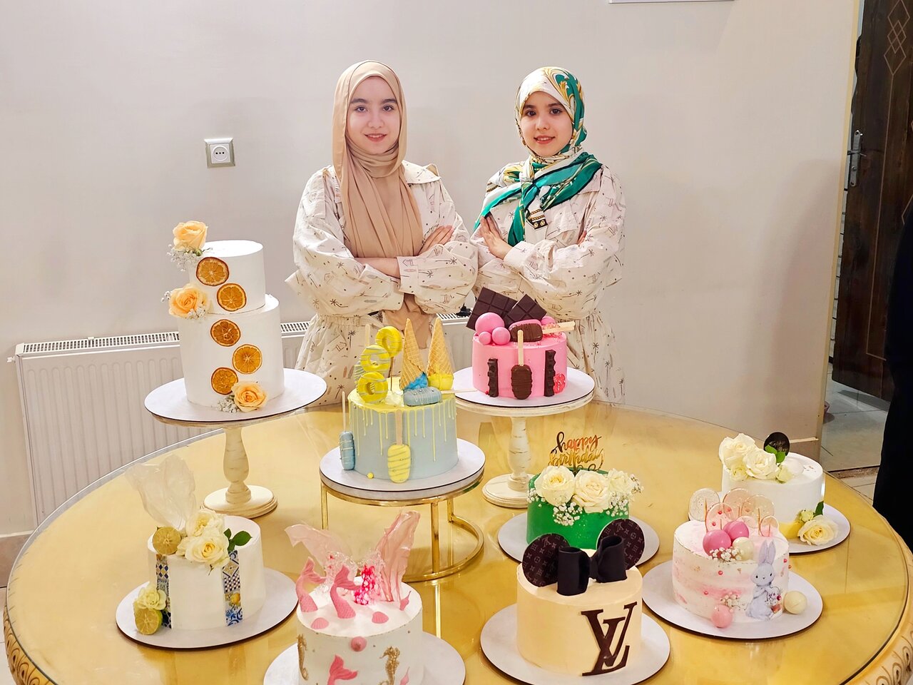 این نیموجبیها کیک با یک وجب فوندانت میپزند