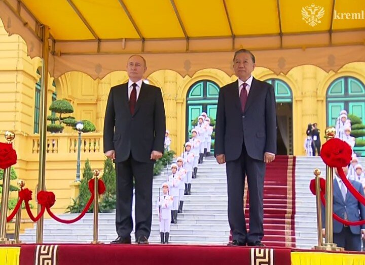 ببینید | فرش قرمز ویتنامی‌ها برای پوتین | استقبال گرم رئیس‌جمهور ویتنام از پوتین