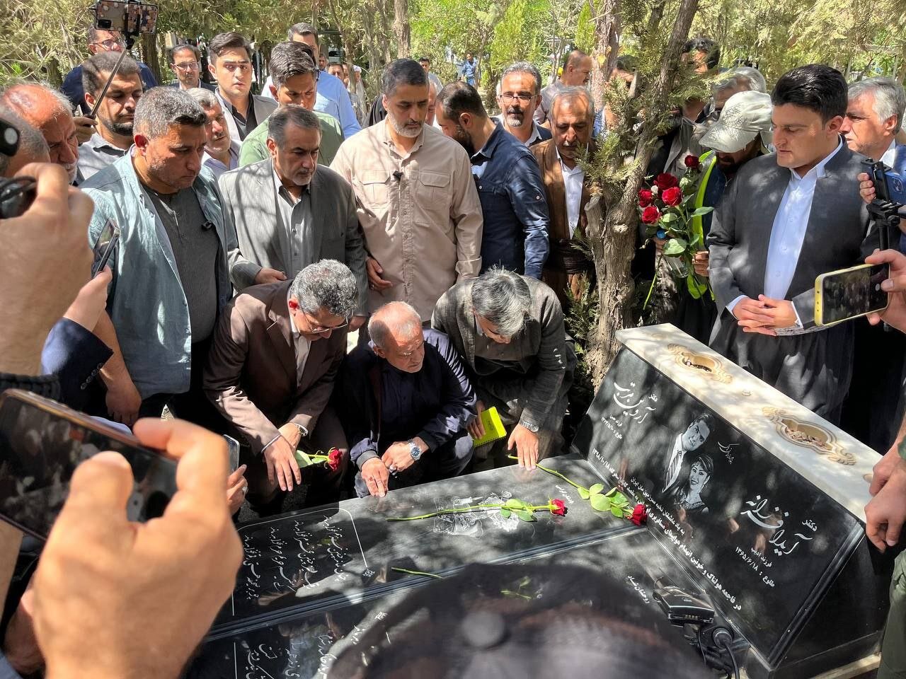 در سفر پزشکیان به کردستان چه گذشت؟ + فیلم و عکس | شرمآور است که جوانانمان کولهبری کنند | من کسی نیستم منم مثل شمام، بزرگم نکنید