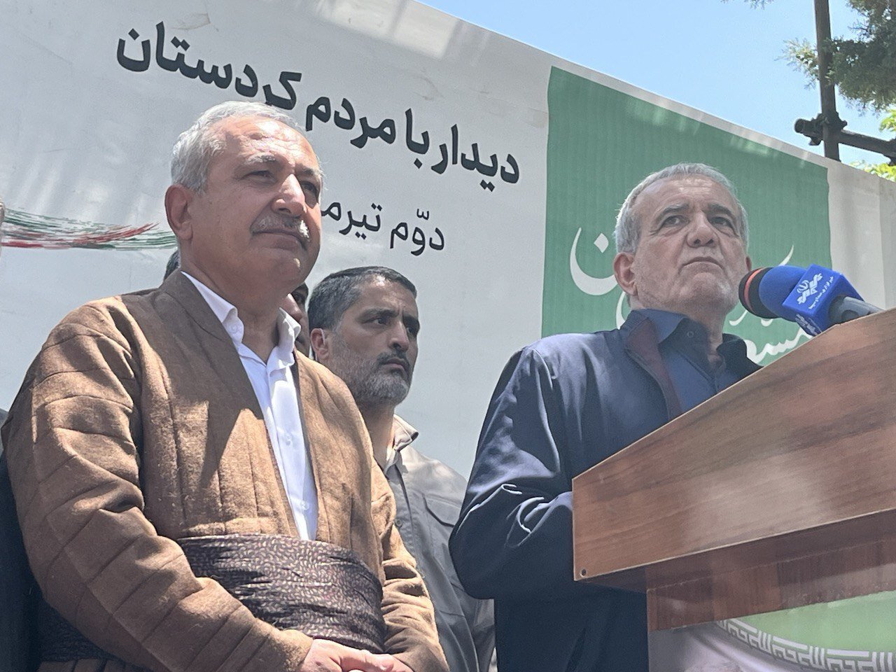 در سفر پزشکیان به کردستان چه گذشت؟ + فیلم و عکس | شرمآور است که جوانانمان کولهبری کنند | من کسی نیستم منم مثل شمام، بزرگم نکنید