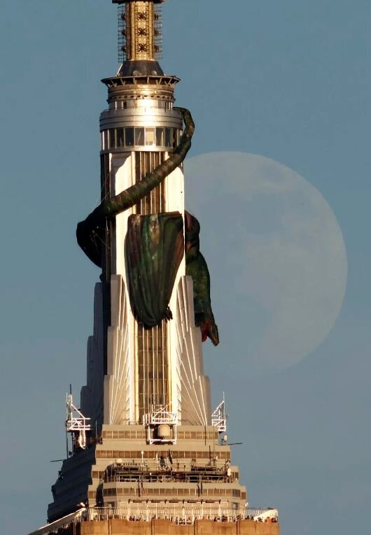 لحظه پدیدار شدن ماه توت فرنگی در سراسر جهان! | تصاویر