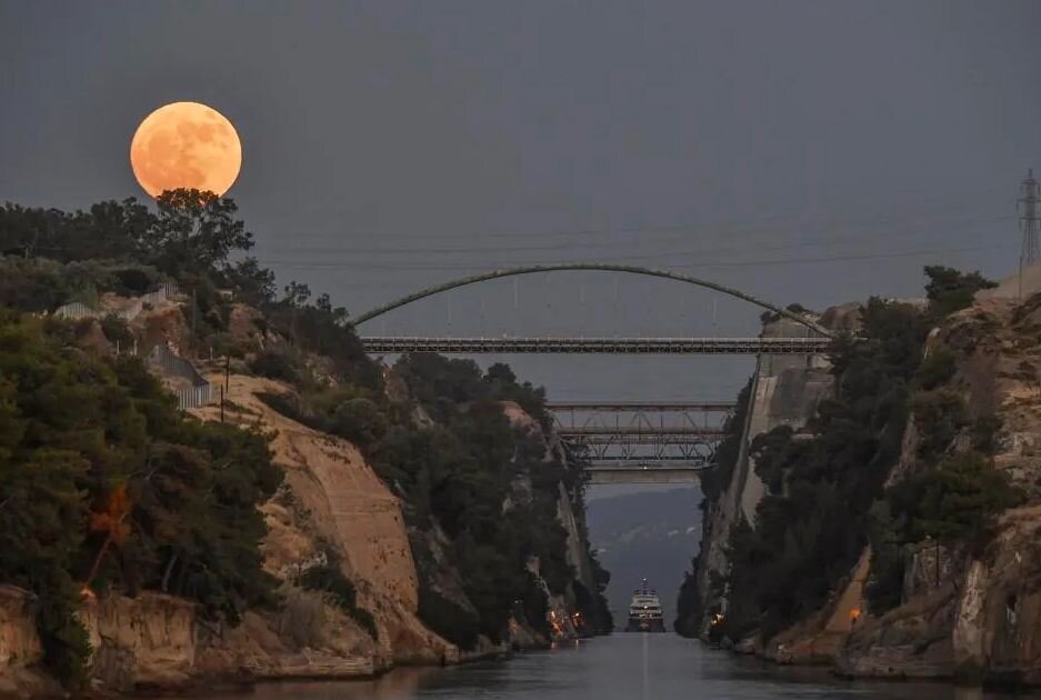 لحظه پدیدار شدن ماه توت فرنگی در سراسر جهان! | تصاویر